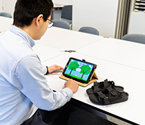 Proband sitzt vor Tablet und spielt für die Diabetesforschung